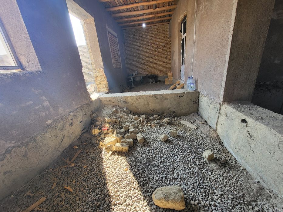 Срочна. Курилиши тугалланмаган ховли. Зилол.