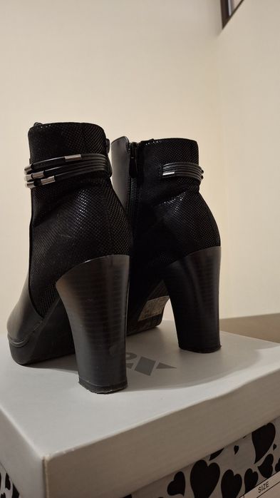 Дамски официални обувки на висок дебел ток 36 номер, но стават за 37