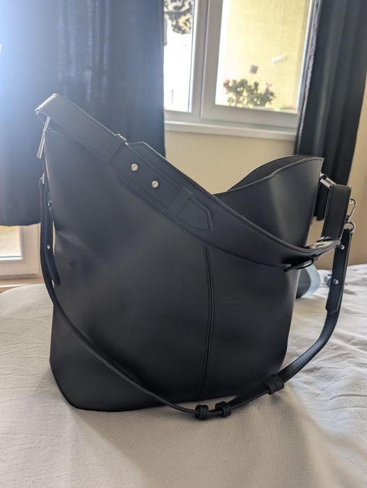 Черна чанта с дълга и къса дръжка без прегради