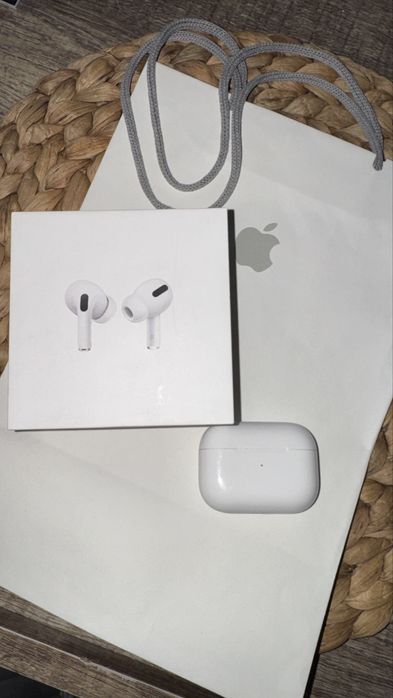 Apple AirPods Pro (1-во поколение) с MagSafe кейс.