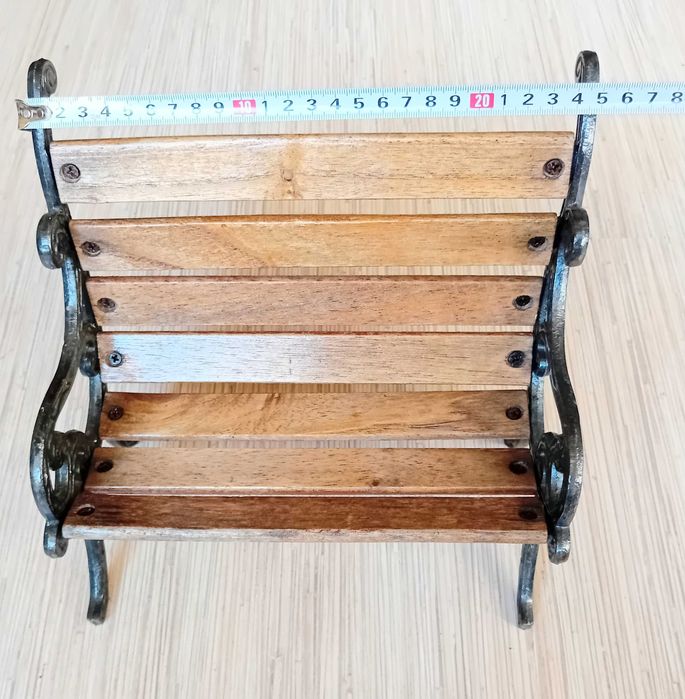 Малка дървена пейка ДЕКОРАТИВНА