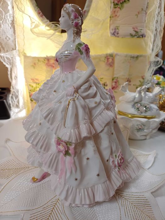 Royal Worcester limited edition - Royal Debut фигурка