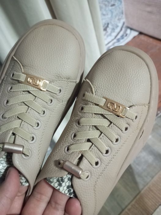 Продам кожаные кроссовки