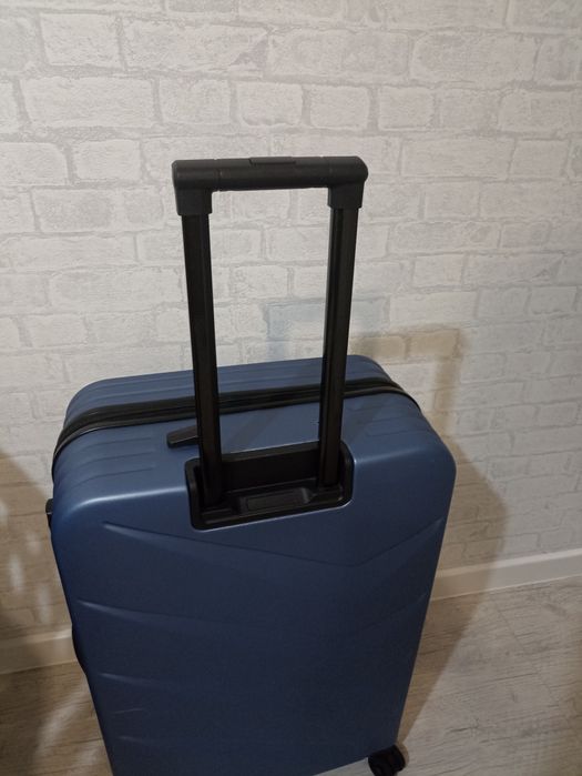 Чемодан б/у, не пользовались, 90-100 л