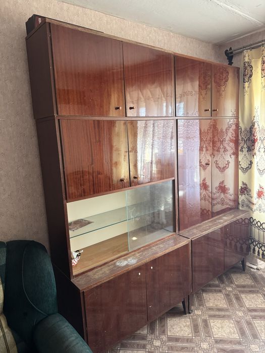 Отдам даром шкафы, тумбу.