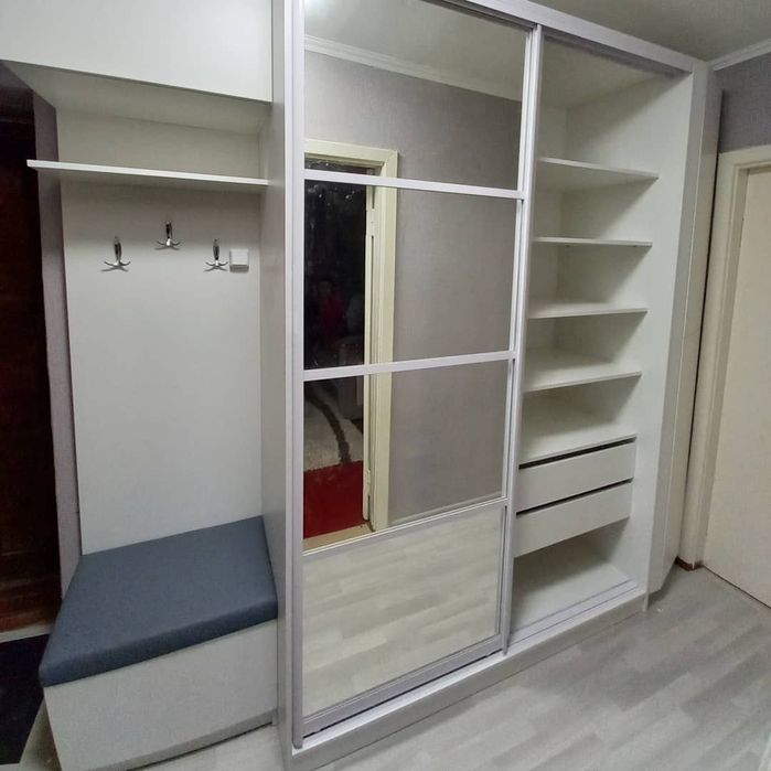 Шкаф в прихожую комнату