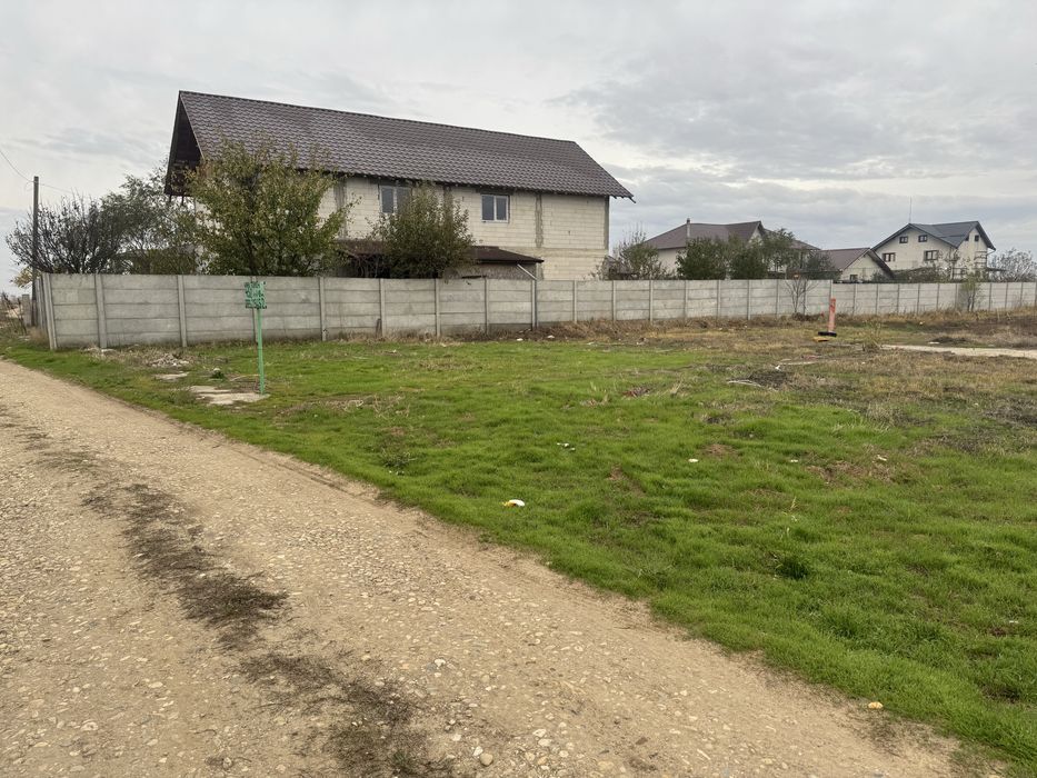 Vând teren , intravilan pentru construcți