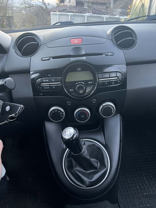 Мазда 2  1.4 бензин