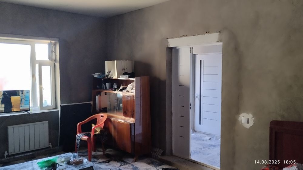 Uy sotiladi nazarbek turistonda 2 sotih 3 hona 80 foiz bitgan