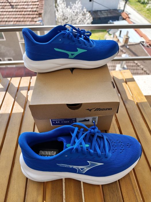 Mizuno wave REVOLT 4