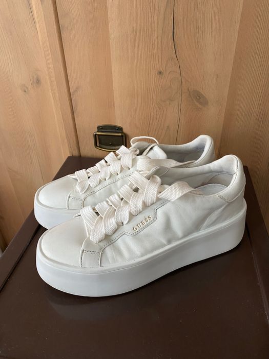 Red Valentino и Guess маратонки от естествена кожа