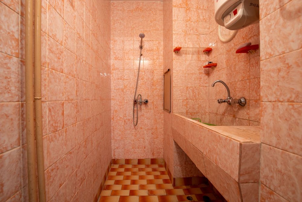 Просторен Тристаен Панелен Апартамент в Кв. Възраждане - Четири Отделни Стаи!