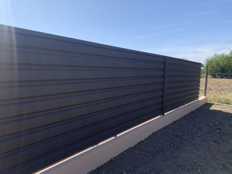 Tabla cutata T35 Fresco – gard modern maro mat 8019