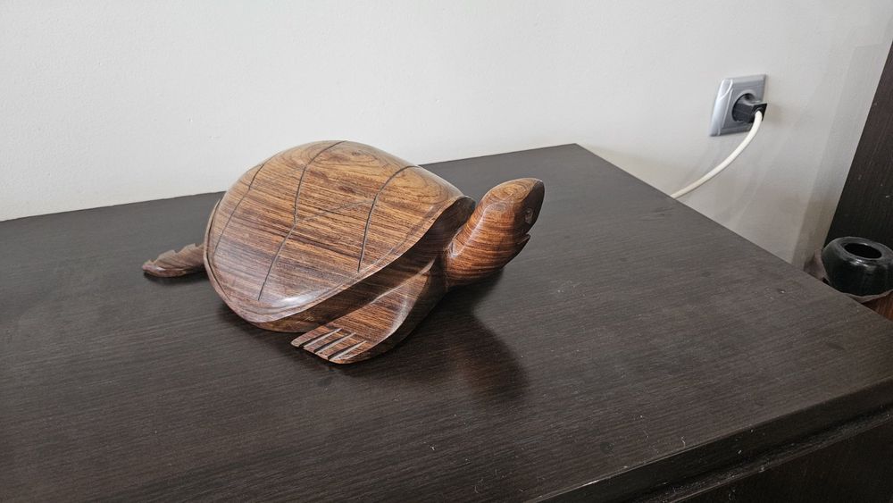 Изключително голяма, тежка фигура на костенурка от дърво.