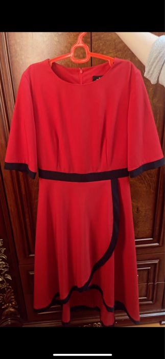 Продаю утончённое красное платье с тёмно-синей контрастной отделкой