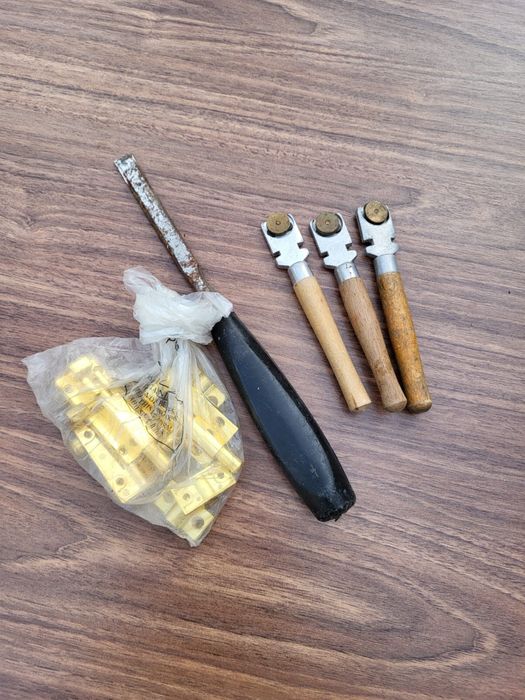 Стеклорез и стамеска