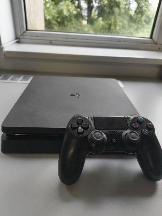 Vand Ps4 slim cu o manetă