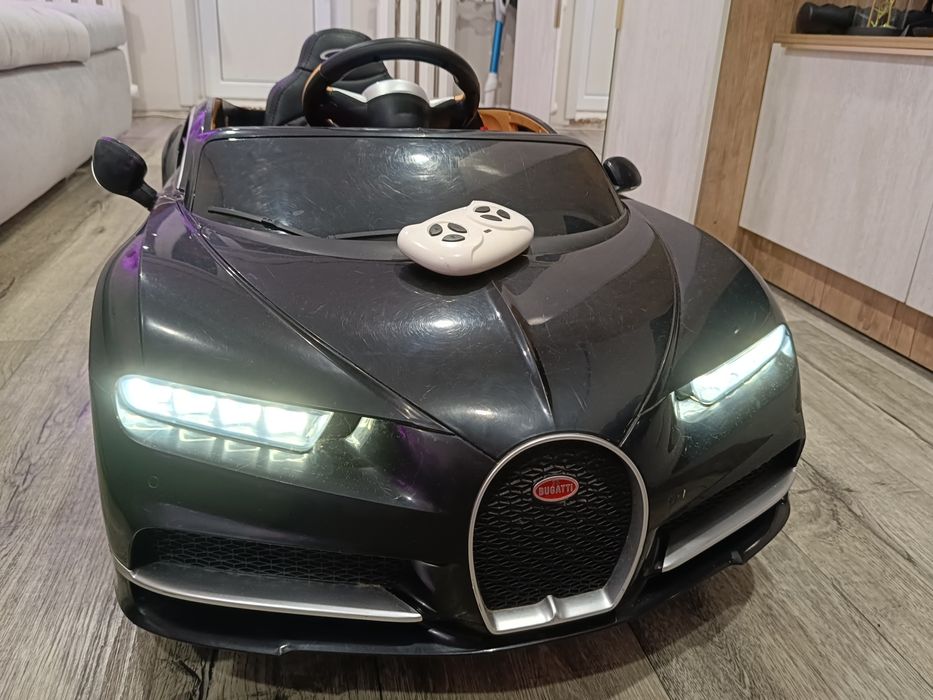 Продам детский электромобиль буггати черон
