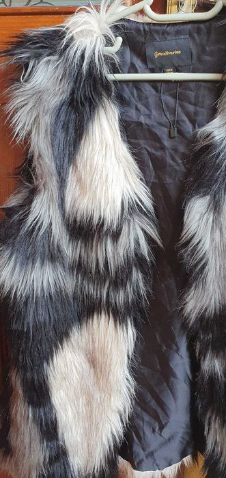 Vestă de blană Stradivarius – elegantă, modernă, stare bună