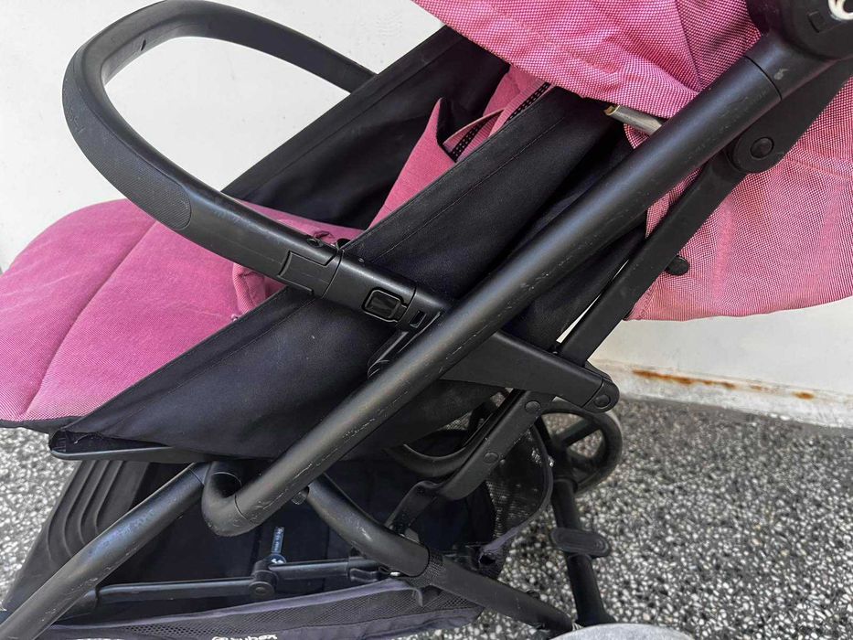 Продавам лятна бебешка количка Cybex розова на цвят