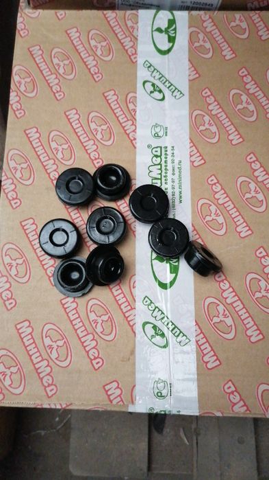 Пробки резиновые медицинские диамет 34мм .