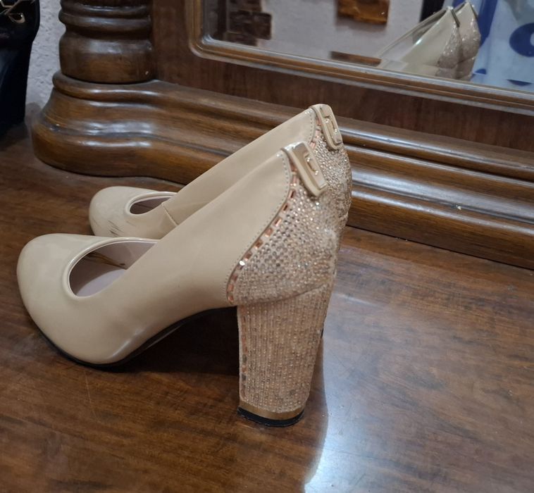 Туфли бежевые лакированные 40 размера