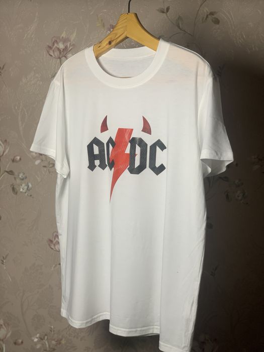 Белая домашняя футболка AC/DC с мерчем рок-группы