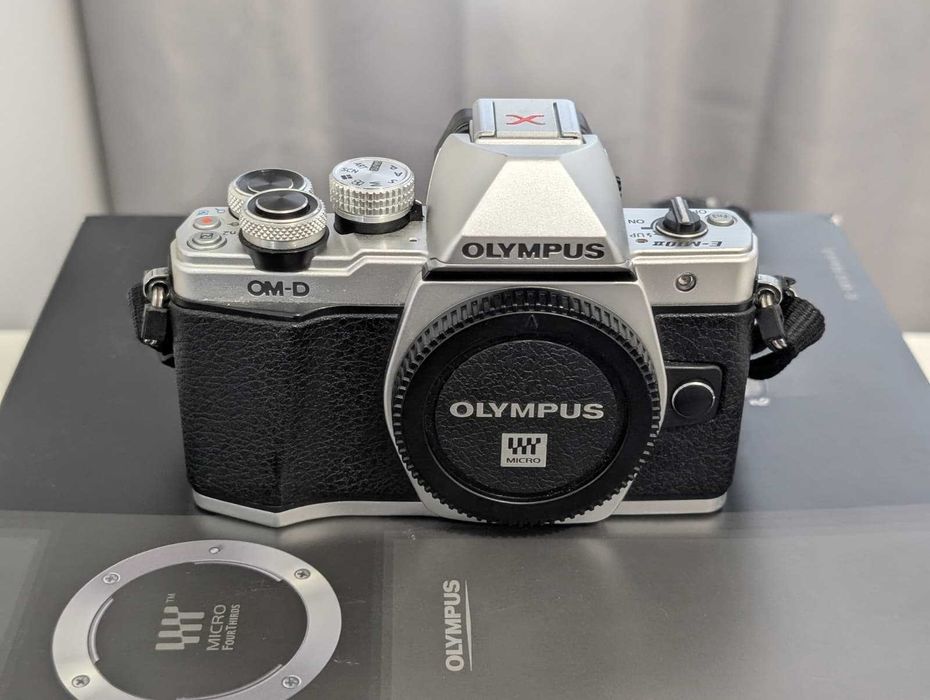 Aparat foto mirrorless Olympus OM-D Em10 mkii micro four thirds M43 in stare excelenta + 2 acumulatori si accesorii originale / 9700 declansari.