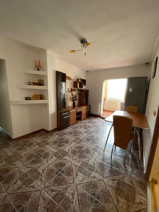 inchiriez apartament 3 camere in zona Stadion