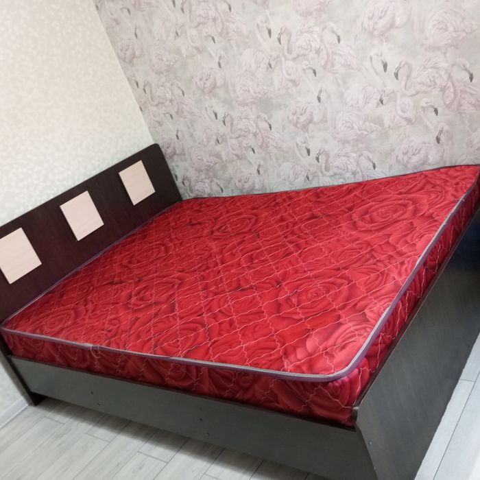 Продам кровать с матрацем, полуторка