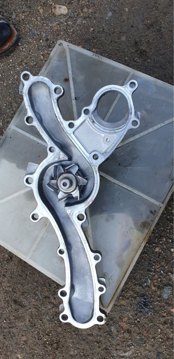 Помпа от двигателя 3 gr -fse