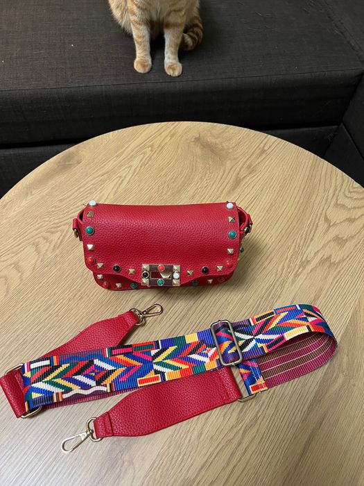 Дамска червена чанта с капси и цветна презрамка