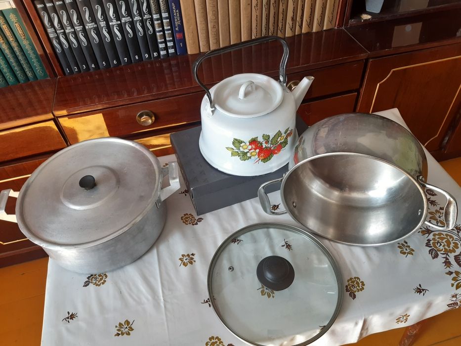 кастрюли, чайник.
