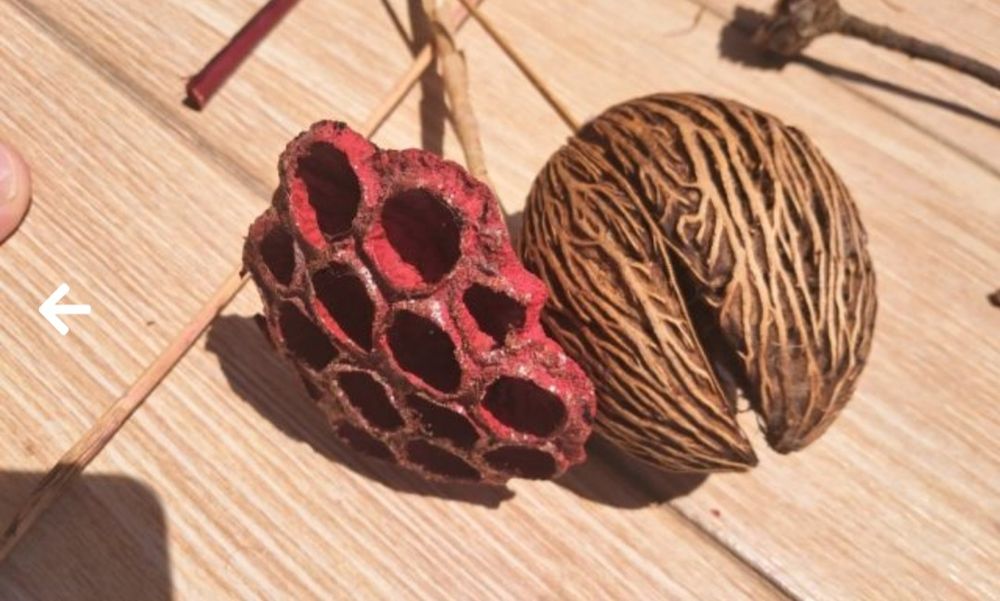 Ваза с изкуствени цветя