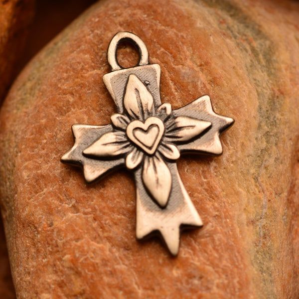 Сребърен медальон 925 „Кръст със сърце“ – символ на любов и вяра