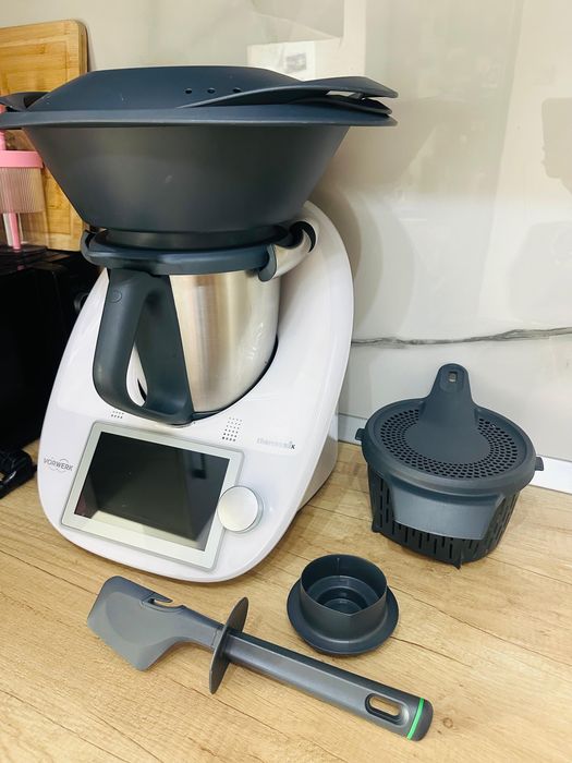 Thermomix 6 , in gatantie pana in Decembrie 2026,