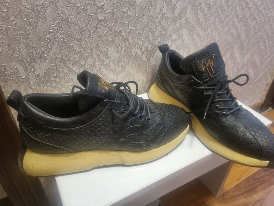 Продаются зимние крассовки.покупались за 150 долларов