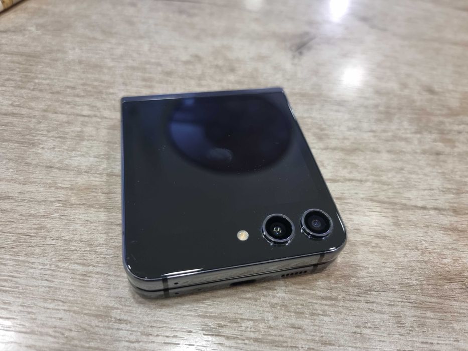 Samsung Galaxy Z Flip5 5G 256GB 8GB RAM