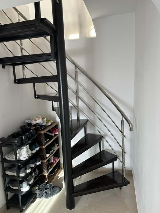 Vând scara interioară cu stâlp central și mâna curenta din inox. 
Scar