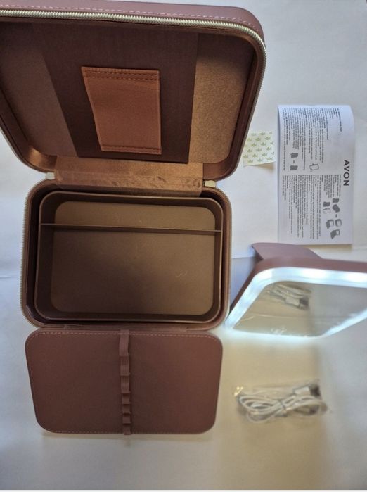 Cutie make up/cosmetice cu oglindă luminoasă Avon Vanity Case