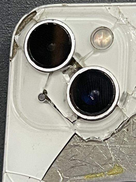 пррдается Iphone 13