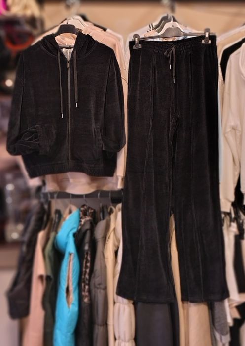 Топ Дамски екипи на супер цена Налични само Л размер