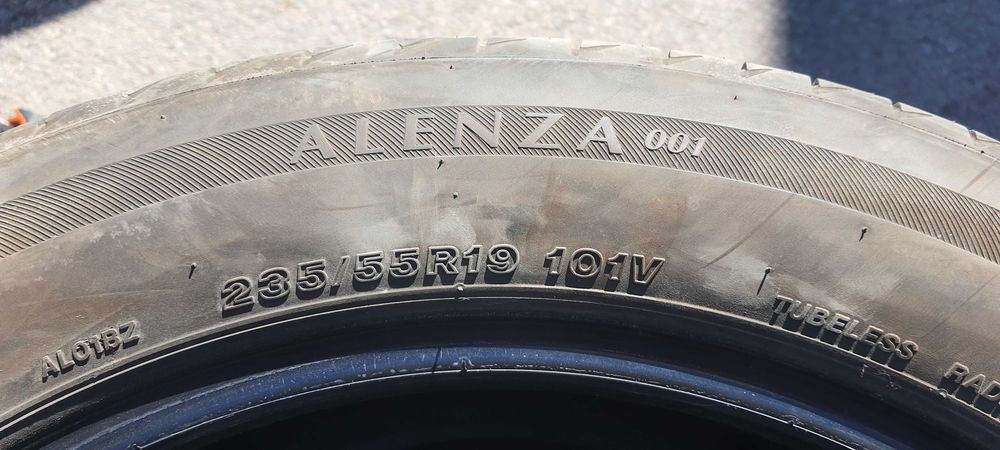Гуми BRIDGESTONE ALENZA 235/55R19-150 евро за трите.