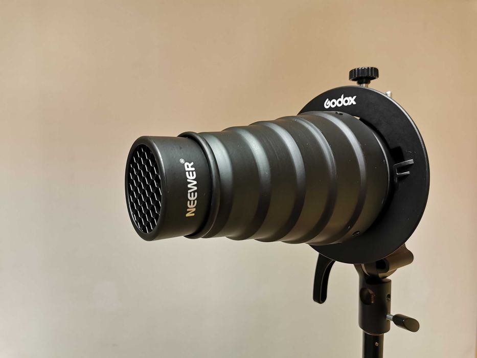 Neewer неоптичен спот (Snoot) с грид и цветни филтри