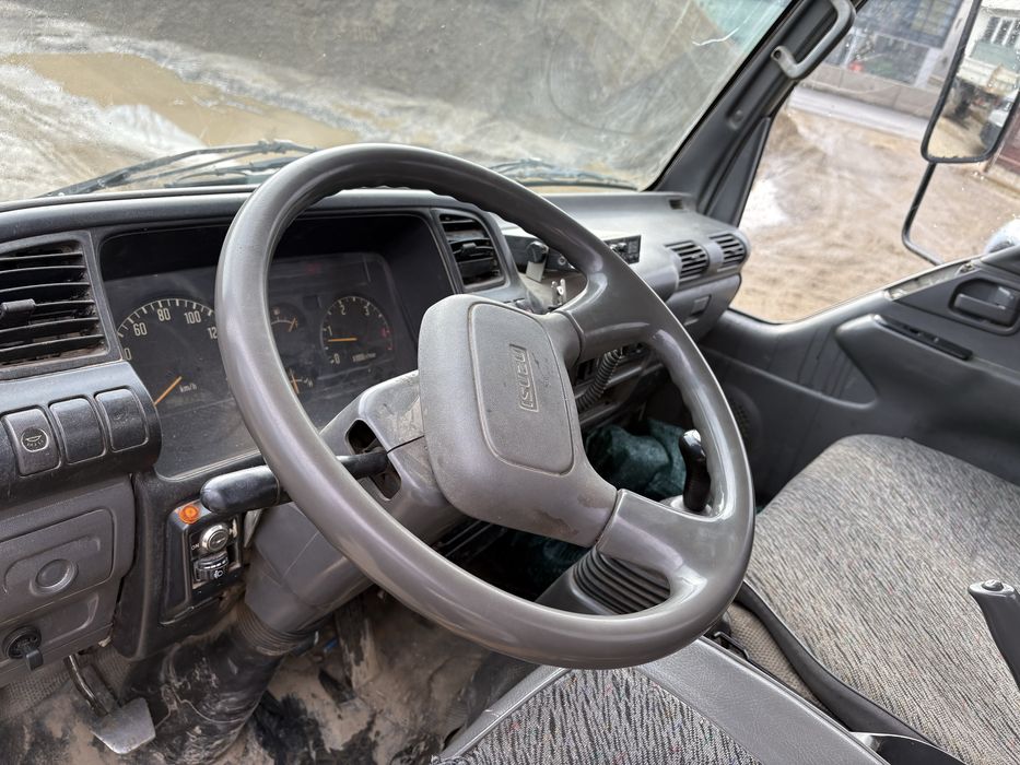 Isuzu basculabil pe 3 parti cu basculate pe hartie