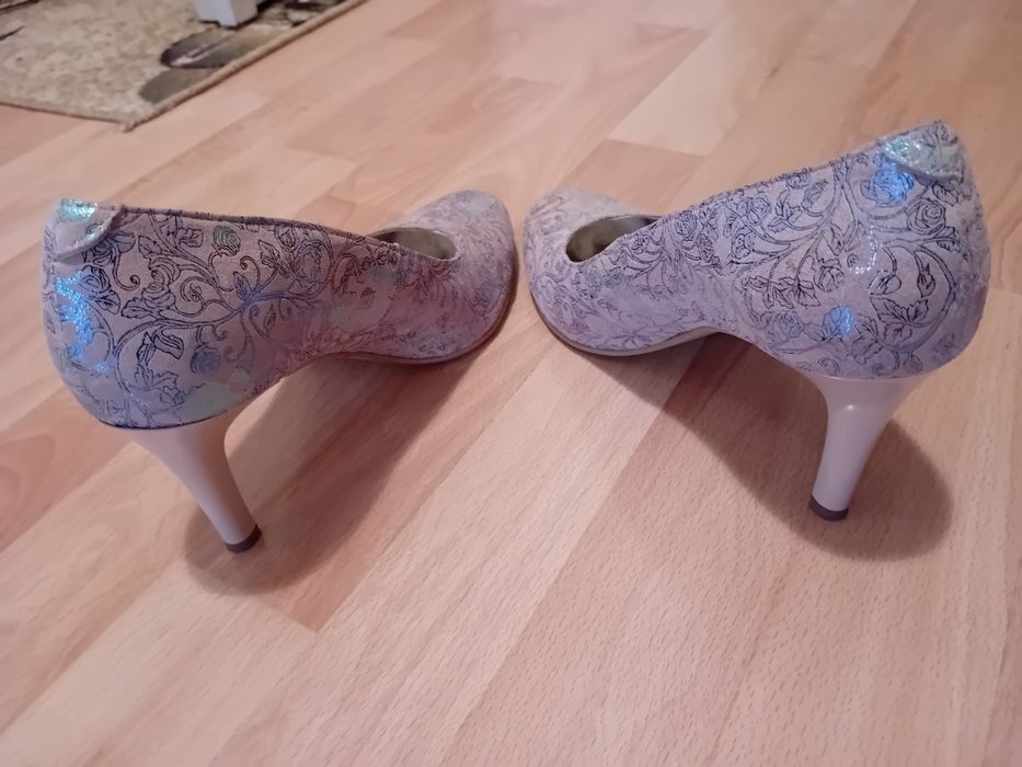 Vând pantof de piele cu toc cui