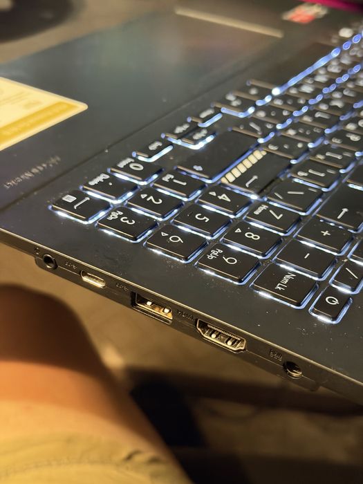 Продам ноутбук ASUS Vivobook 512/8