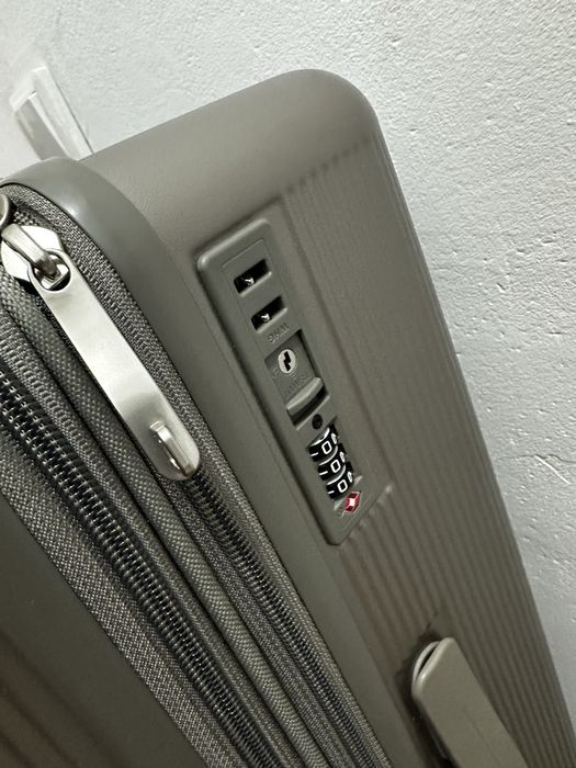 Продам чемодан на колесиках