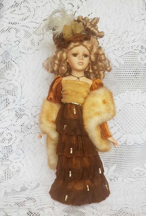 Порцеланова кукла със стойка