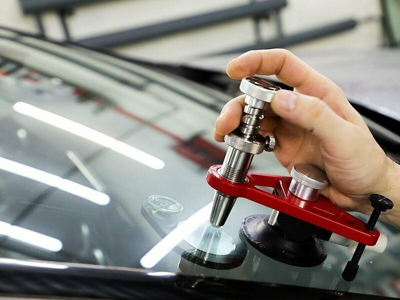 Ремонт лобового стекла . Ремонт сколов и трещин.